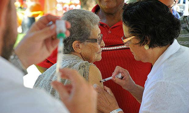 H1N1: Shopping  de Salvador recebe mutirão para vacinar idosos contra o vírus da gripe suína