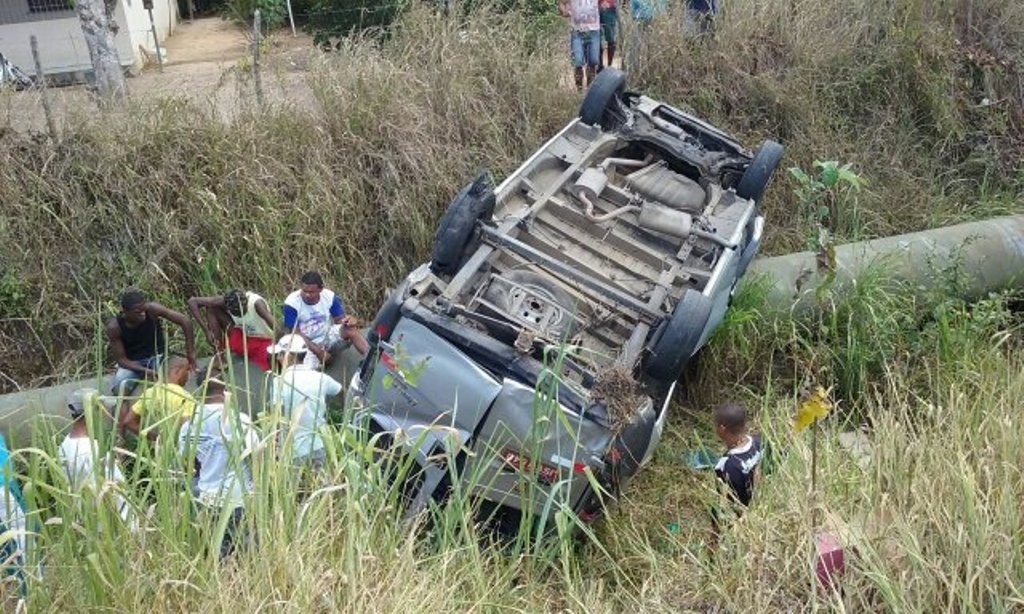 PNEU ESTOURADO: Motorista perde controle da direção e 13 pessoas ficam feridas em acidente na BA-502