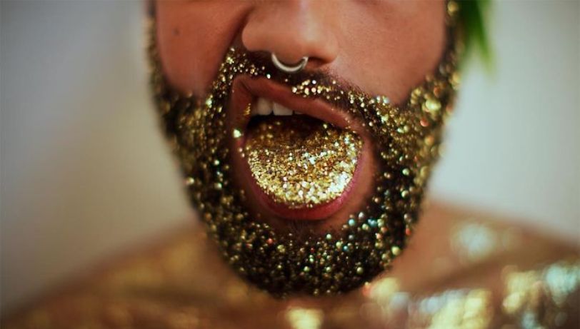 BEIJINHO NO OMBRO: Site vende pacotes de glitter para enviar aos inimigos