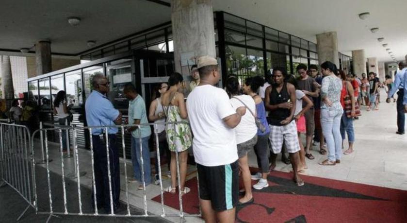 REINAUGURAÇÃO: Fãs madrugam na fila e acabam com ingressos para show de Novos Baianos na Concha