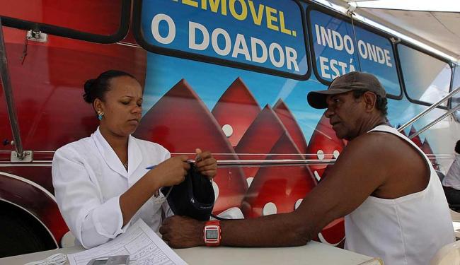 Caminhões da Hemoba estacionam em dois locais para receber doações; Saiba requisitos para doar sangue