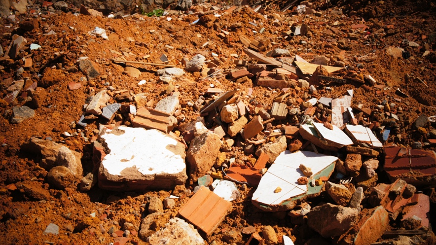 MESMO SOFRIMENTO: Após chuvas, moradores do Barro Branco evacuam casas e temem deslizamentos; 11 morreram ano passado