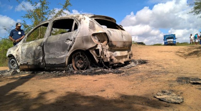 MISTÉRIO: Dois corpos são encontrados carbonizados dentro de carro no interior da Bahia