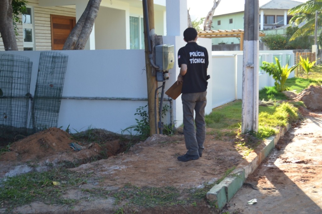 Embasa retira ligações clandestinas de água em condomínio de alto padrão em Guarajuba