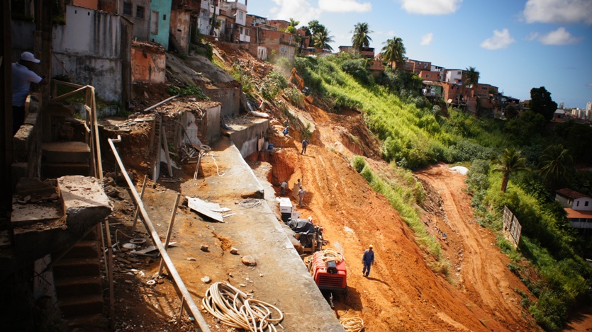 SOFRIMENTO: Após rompimento de adutora e risco de deslizamento, moradores do Barro Branco estão há mais de 24 horas sem água