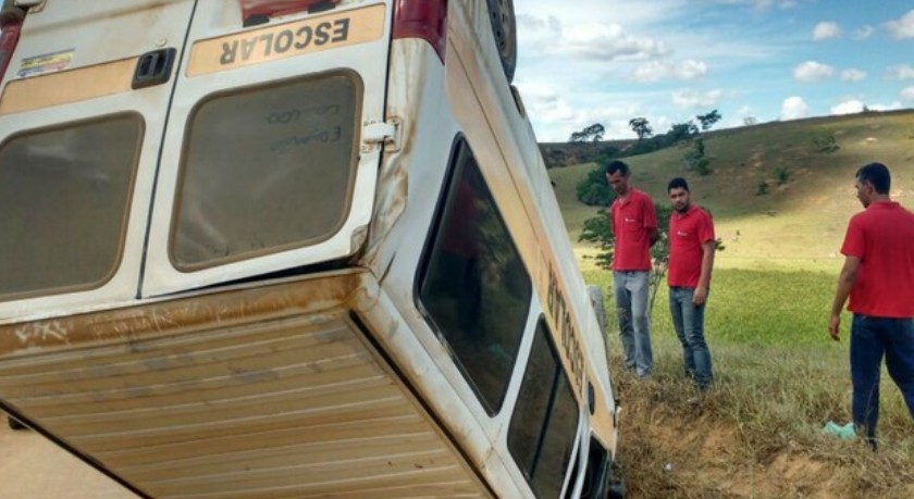 MEDEIROS NETO: Van escolar perde o freio e capota com crianças e adolescentes no interior da Bahia