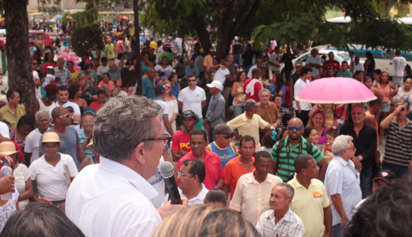 CAMAÇARI: Há 45 dias de greve, servidores vão às ruas protestar contra falta de diálogo da prefeitura