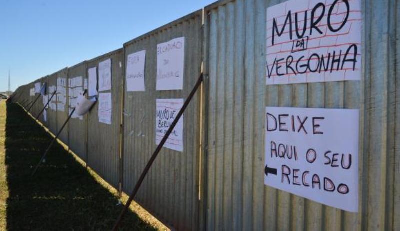 SEGREGAÇÃO: Muro do impeachment é reerguido na Esplanada para “evitar conflitos”