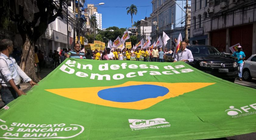 Integrantes do sindicato dos Bancários fazem passeata na Av.Sete de Setembro