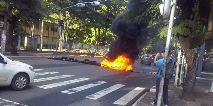 PARALISAÇÃO: Com fogo e piquete, estudantes da Ufba param Ondina em ato pró Dilma