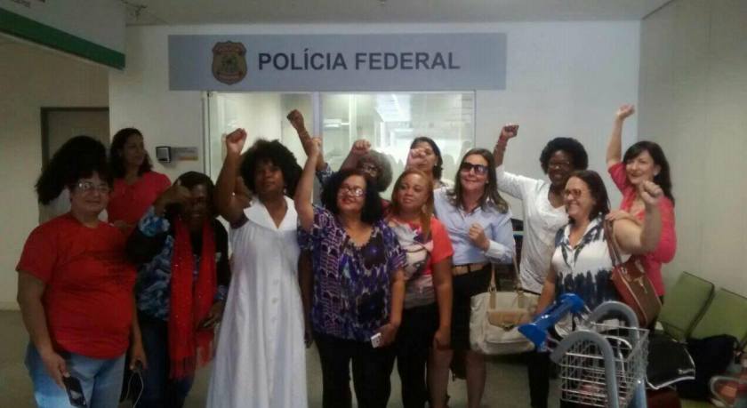 TEMPO RUIM E TURBULÊNCIA: Após protesto contra políticos, baianas são retiradas de voo por agentes da PF; Veja vídeo