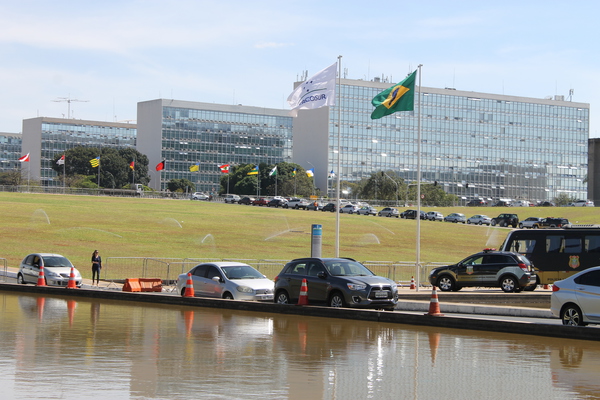 Blogueiro narra bastidores do Senado em dia de votação histórica que pode afastar Dilma