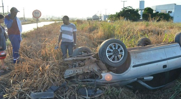 SORTE GRANDE: Homem escapa ileso de capotamento em Luís Eduardo Magalhães