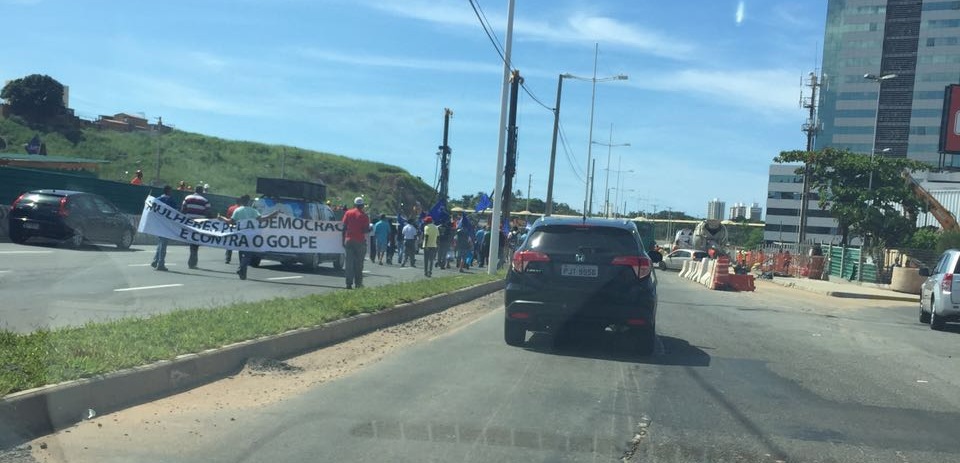 PAROU A PARALELA: Vigilantes protestam na Avenida Paralela e trânsito na região fica bastante congestionado