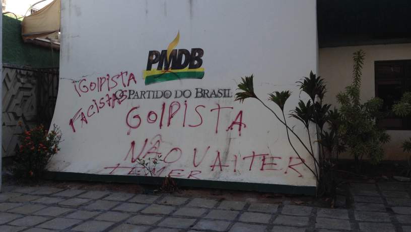 Após afastamento de Dilma, manifestantes picham sede do PMDB da Bahia; Órgão diz que vai tomar providências