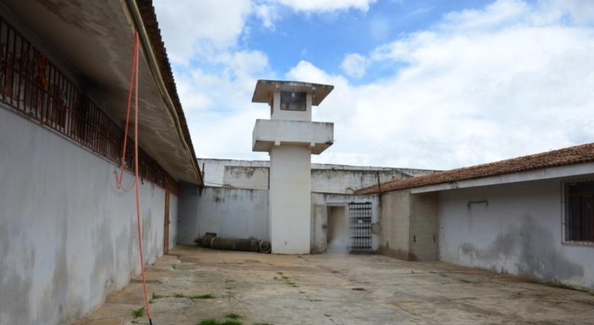 PELO CANO: Homens fogem de presídio após cavar túnel pelo vaso sanitário no interior da Bahia