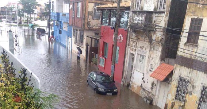 MAU TEMPO EM SALVADOR: Chuva intensa deixa vias importantes com pontos de alagamento; Rua no Rio Vermelho ficou inundada