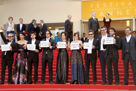 Artistas brasileiros em Cannes protestam contra afastamento de Dilma