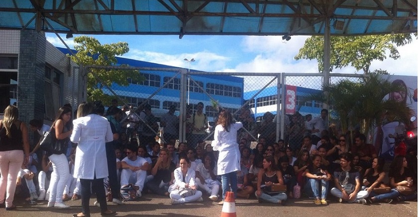 PROTESTO: Após assalto dentro da instituição, estudantes da FTC exigem posicionamento da direção; Veja vídeo