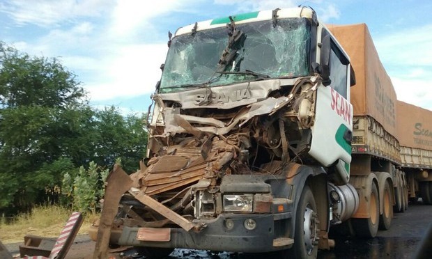 OLIVEIRA DOS BREJINHOS: Motorista fica ferido após colisão entre dois caminhões na BR-242