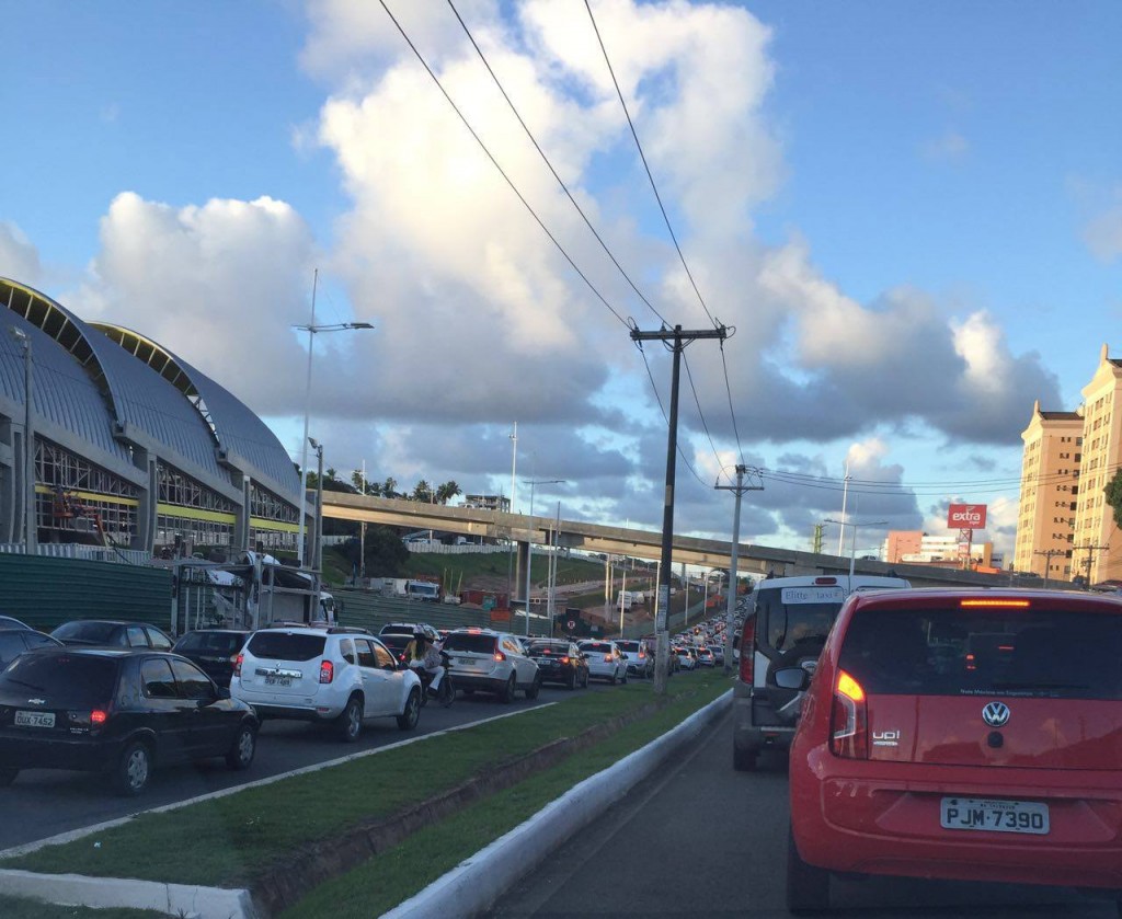 PARALELA TRAVADA: Colisão entre dois veículos e óleo na pista deixam trânsito lento na região