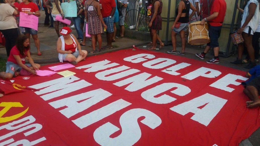 FORA TEMER: Grupo protesta contra o presidente interino no Campo Grande