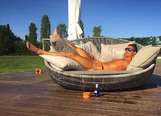 DE BOA: Cristiano Ronaldo posta foto relaxando em sua mansão em semana decisiva