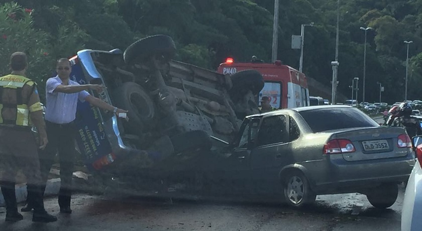 Acidente envolvendo três veículos deixa uma pessoa ferida na Av. Luís Eduardo Magalhães, em Salvador