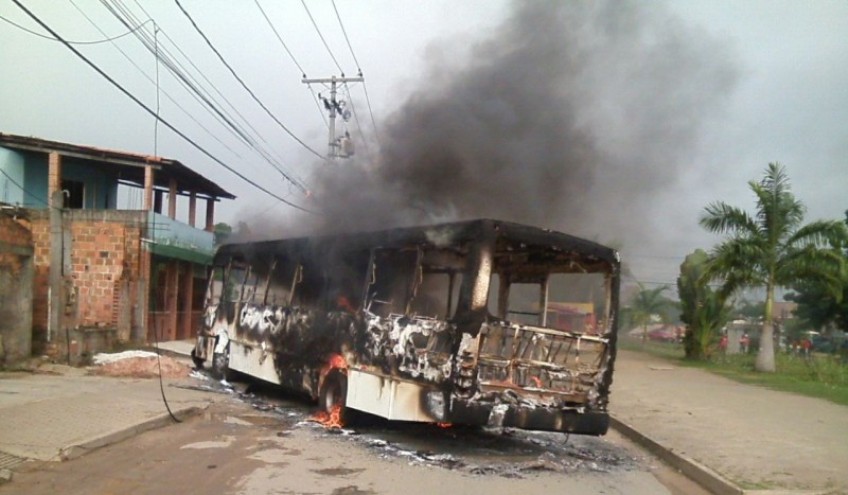 SIMÕES FILHO: Após execução de gêmeos, população incendeia ônibus e bloqueia avenida; Polícia é acusada das mortes