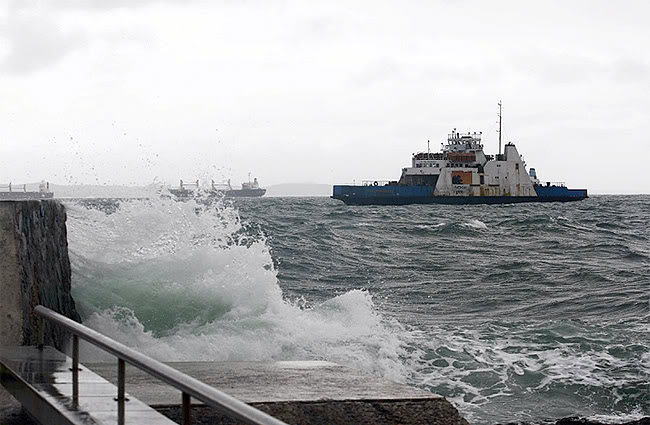 OLHA A ONDA: Marinha brasileira alerta para ressaca no litoral baiano e pede precaução