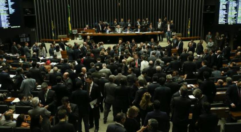 &#8216;ERA TEMER&#8217;: Após 16 horas, Congresso aprova projeto que altera meta fiscal de 2016