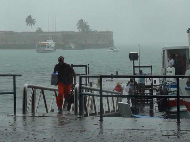 MAR REVOLTO: Por conta do mau tempo, travessia Salvador-Mar Grande está suspensa; escunas também não saem hoje