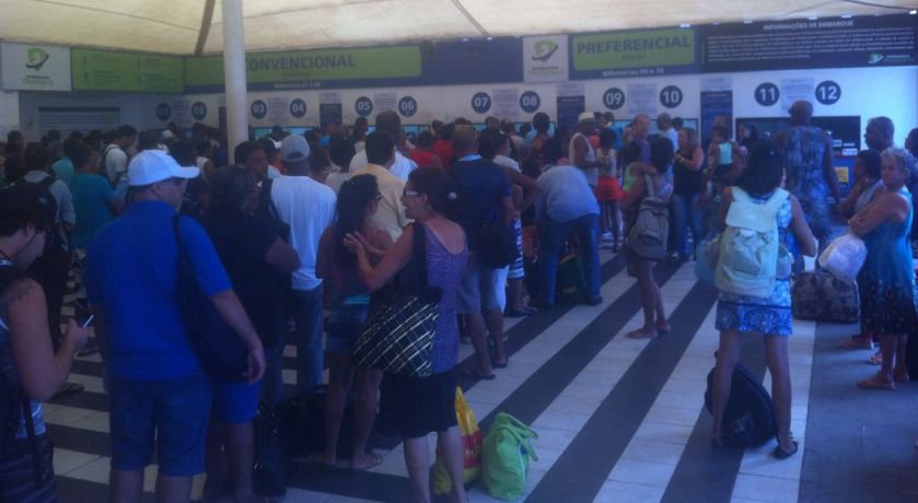 Sistema ferry boat tem movimento intenso de pedestre na manhã deste feriado; Não há fila de carros por enquanto