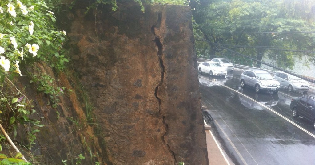 RISCO: Com rachaduras, obra de contenção ameaça cair próximo ao Dique do Tororó; Veja imagens e vídeo