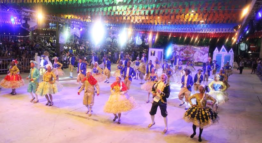 HERANÇAS DOS ARRAIÁS: Quadrilhas juninas traz público &#8216;de outros Carnavais&#8217; na primeira noite da festa