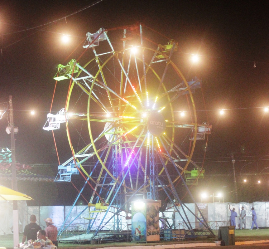 RODA MUNDO, RODA GIGANTE: Casais aproveitam brinquedo infantil para namorar nas alturas durante o Arraiá