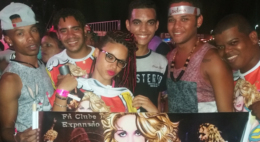 VALE TUDO PELO ÍDOLO: Grupo de fãs aguarda show de Joelma com mais de dez horas de antecedência