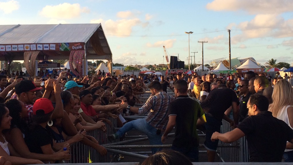 CALOR DO PÚBLICO: Nonô abandona palco e encerra show do Arraiá nos braços do povo; Veja vídeo