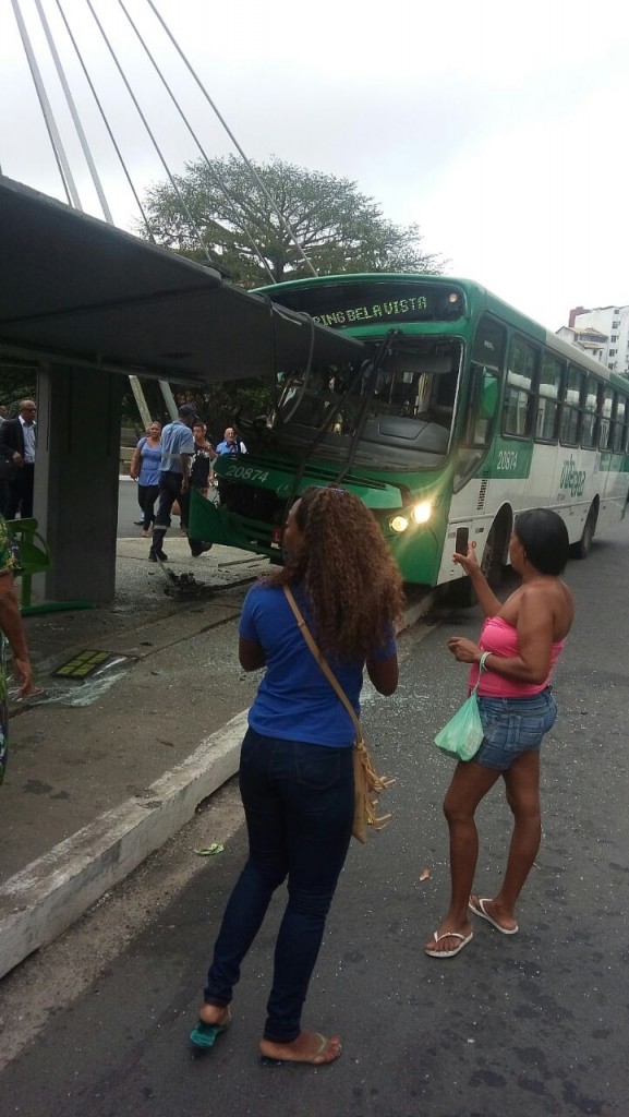 ACIDENTE: Em manobra estranha, ônibus bate em ponto da Estação da Lapa e deixa oito pessoas feridas; Samu prestou socorro às vítimas