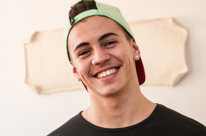 Fãs de Biel criam hashtag no twitter para cantor que assediou jornalista e internet reage; Veja as melhores respostas
