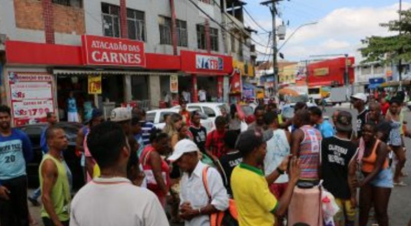 Comerciantes informais fazem protesto na rótula da Feirinha, em Cajazeiras X