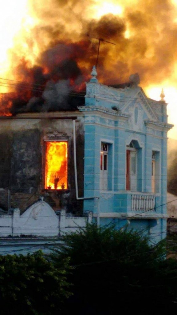 INCÊNDIO: Casarão antigo pega fogo em Cachoeira; Polícia suspeita da morte de duas crianças no local