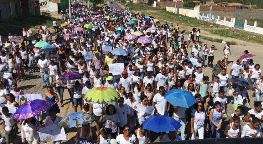 CARBONIZADOS NO CARRO: População de Santaluz protesta contra crime bárbaro que matou professores homossexuais