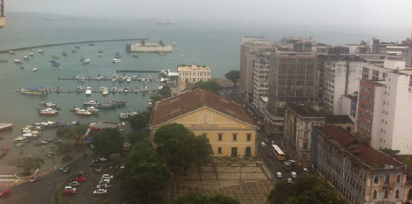 CHUVA E CAOS: Pontos de alagamentos e semáforos com problemas prejudicam trânsito em Salvador