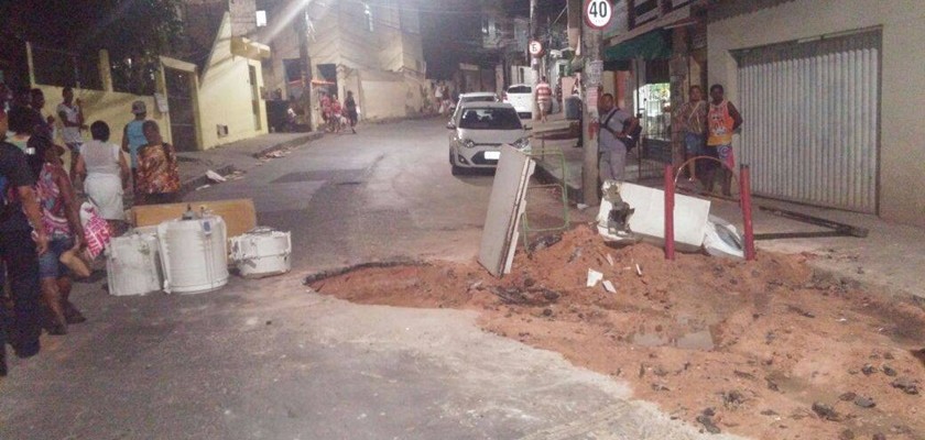 O BURACO É MAIS EMBAIXO: Prefeitura fecha cratera que impediu deslocamento de ônibus, mas prevê reabertura; Entenda