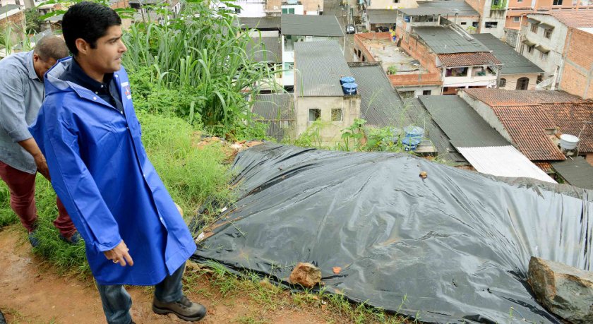 IMAGENS AÉREAS: Após denúncia da TV Aratu sobre possíveis deslizamentos de terra, prefeito visita áreas de risco da cidade