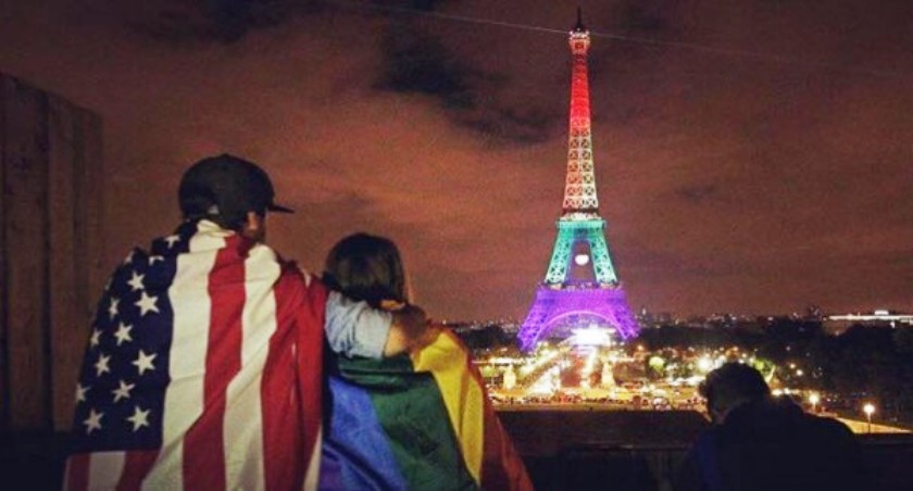 BLOG FORA DA CURVA: Torre Eiffel volta a ser iluminada em memória das vítimas de massacre em boate gay