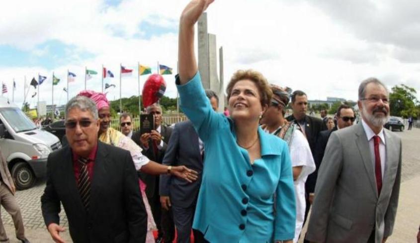 &#8220;O Bolsa Família está correndo risco&#8221;, diz Dilma Rousseff em discurso na Bahia; Militantes saúdam petista com &#8220;Volta, querida&#8221;