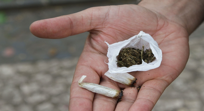 MÃO NA MASSA: Padeiro é flagrado com 12 trouxas de maconha