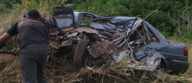 Duas pessoas morrem soterradas por carga de ferro velho após caminhão tombar na BR-101